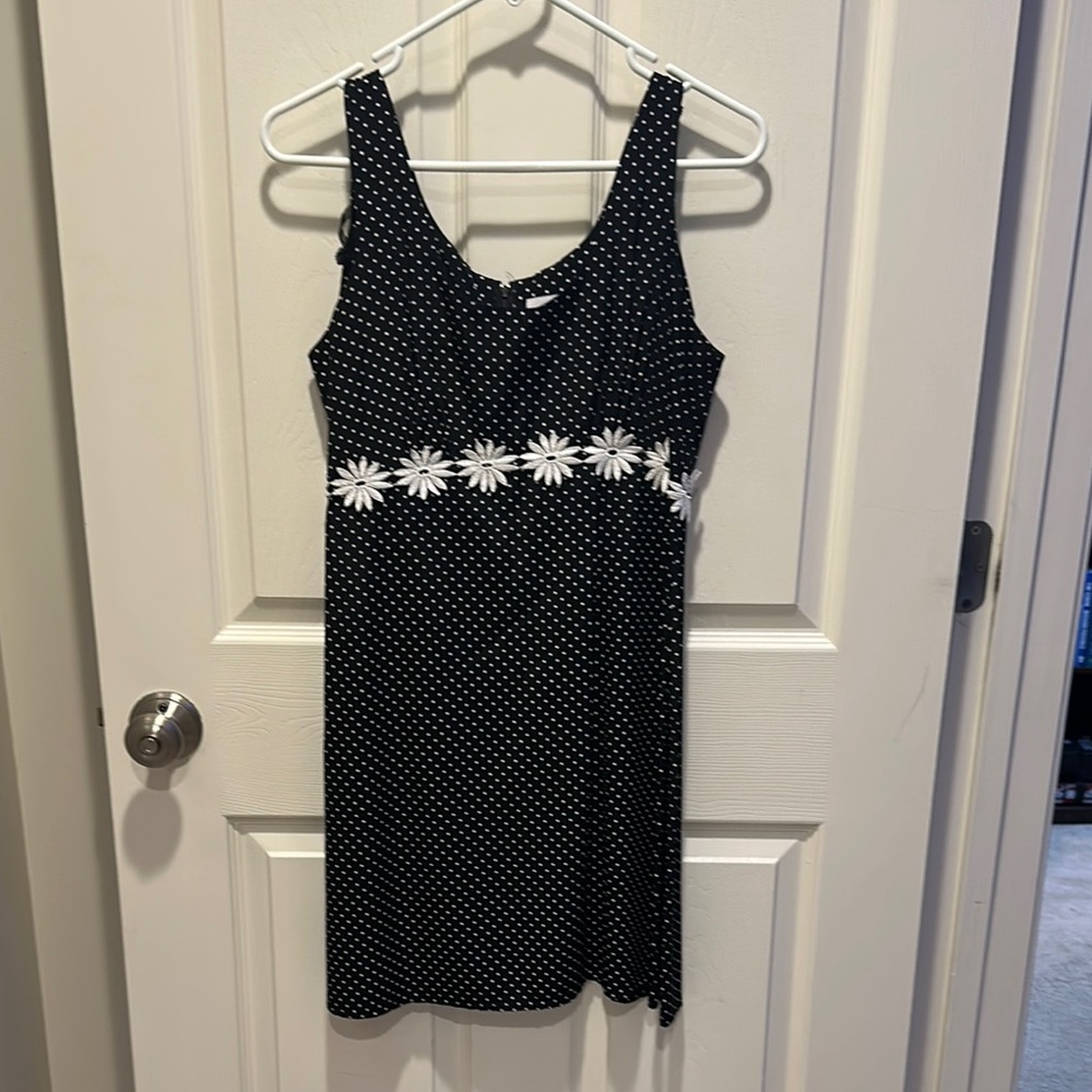 Black and White Sleeveless Knee Length Sundress